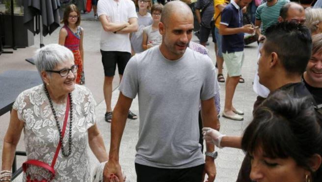 Valentina Guardiola's grandmom (Dolor) with her father (Pep).